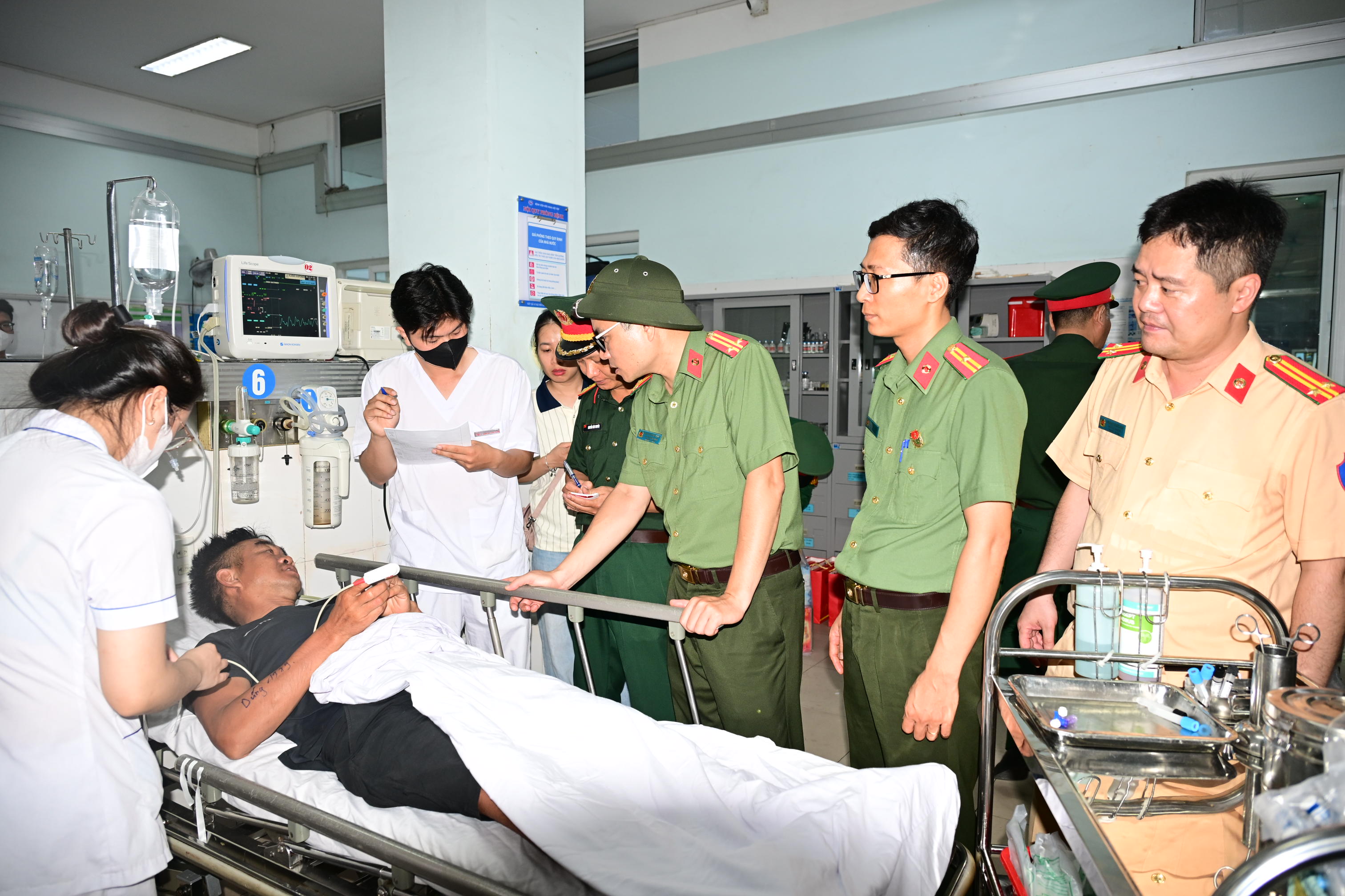 CATP phối hợp đưa các thuyền viên, nạn nhân trên tàu HP 90666 TS bị nạn ngoài khơi đảo Bạch Long Vỹ vào bờ điều trị an toàn